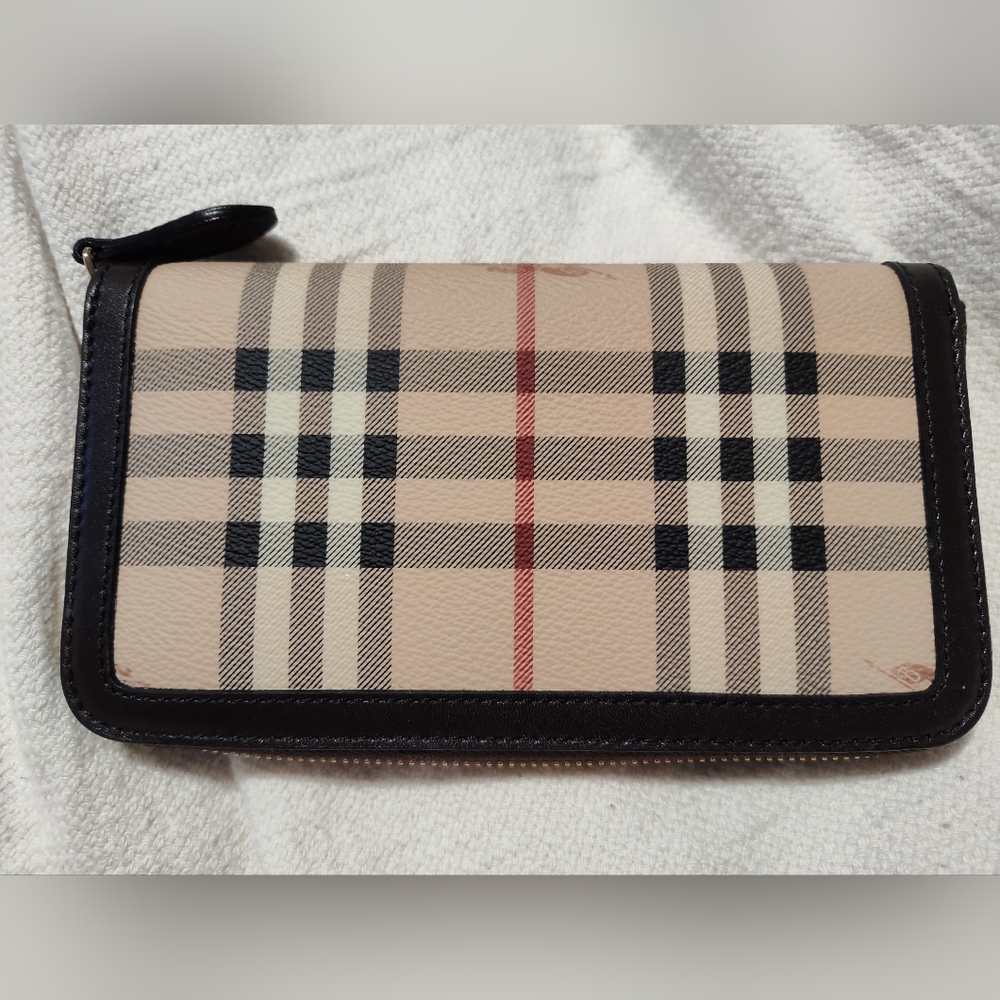 Burberry zippy wallet